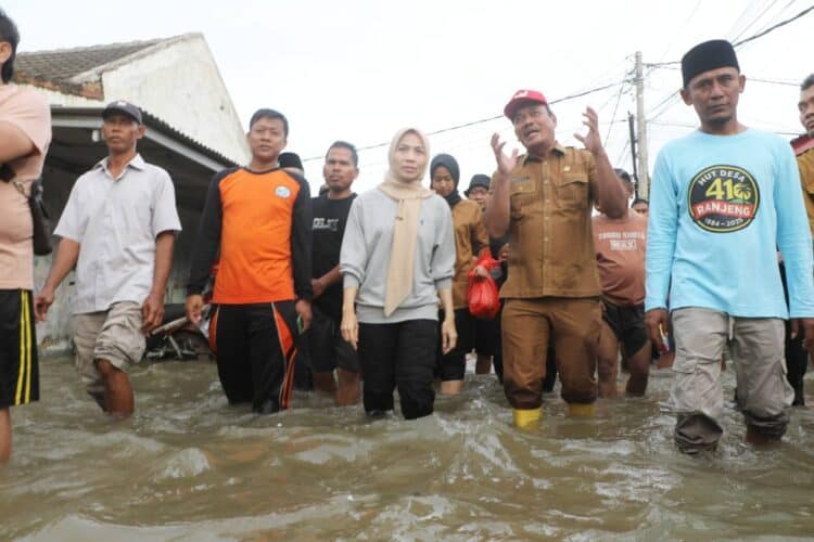 Bupati Serang Ratu Rahmatuzakiyah, terjang banjir di Perumahan Bumi Ciruas Permai (BCP) 2, Desa Ranjeng, Kecamatan Ciruas, Kabupaten Serang, Selasa (13/1/2026) sore. (SIDIK/SATELITNEWS.COM)