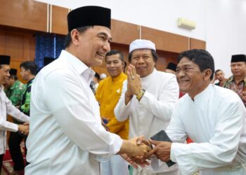 BERSALAMAN : Wagub Banten Achmad Dimyati Natakusumah bersalaman dengan tokoh lintas agama diacara peringatan HAB ke 80 Kemenag. (ISTIMEWA)