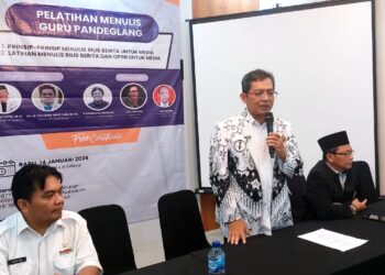 Ketua PGRI Kabupaten Pandeglang, menyampaikan sambutan di acara Pelatihan Menulis bagi guru Se-Kabupaten Pandeglang, Rabu (14/1/2026). (ISTIMEWA)