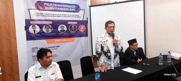 Ketua PGRI Kabupaten Pandeglang, menyampaikan sambutan di acara Pelatihan Menulis bagi guru Se-Kabupaten Pandeglang, Rabu (14/1/2026). (ISTIMEWA)