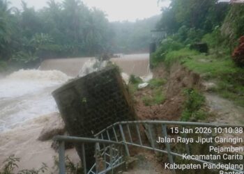 Pondasi tanggul Bendungan bersejarah Badudun, yang terletak di Kampung Bantar Panjang, Desa Banyubiru, Kecamatan Labuan, Kabupaten Pandeglang, amblas. (ISTIMEWA)