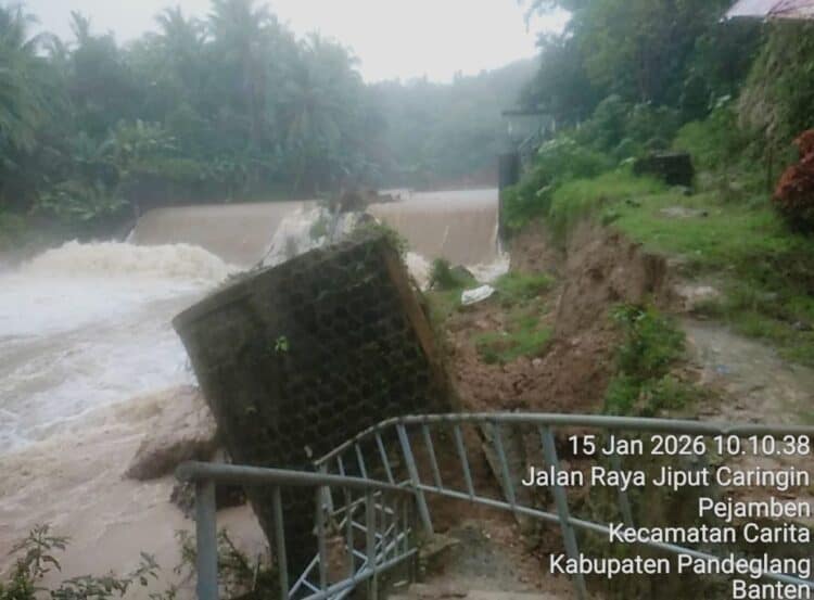 Pondasi tanggul Bendungan bersejarah Badudun, yang terletak di Kampung Bantar Panjang, Desa Banyubiru, Kecamatan Labuan, Kabupaten Pandeglang, amblas. (ISTIMEWA)