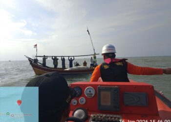 Tim Rescue Basarnas Banten, lakukan pencarian nelayan yang jatuh di Perairan Lontar, Kabupaten Serang, Jumat (16/1/2026). (ISTIMEWA)