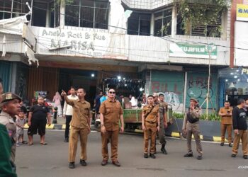 Walikota Serang Budi Rustandi beserta jajarannya, meninjau Kawasan Royal Baroe. (ISTIMEWA)