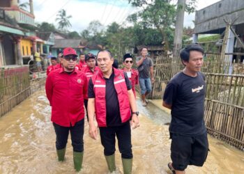 Jajaran pengurus DPD PDIP Provinsi Banten dan DPC PDIP Kabupaten Pandeglang, sambangi korban banjir di Desa Idaman, Kecamatan Patia, Kabupaten Pandeglang, Minggu (18/1/2026). (ISTIMEWA)