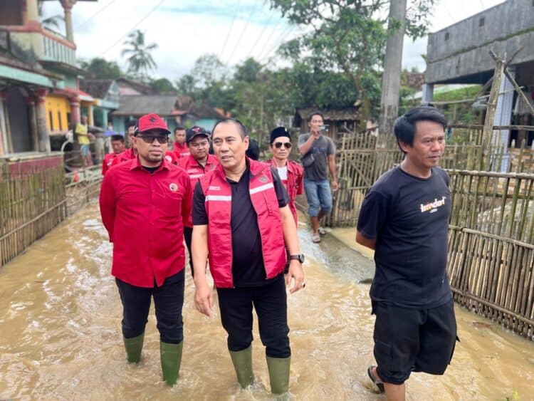 Jajaran pengurus DPD PDIP Provinsi Banten dan DPC PDIP Kabupaten Pandeglang, sambangi korban banjir di Desa Idaman, Kecamatan Patia, Kabupaten Pandeglang, Minggu (18/1/2026). (ISTIMEWA)
