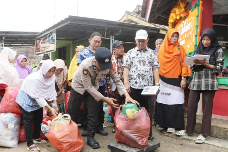 BANK SAMPAH – Wabup Serang Najib Hamas, meninjau Penimbangan Ke – 2 Sampah pada Bank Sampah Barokah Pamogoan, Dukuhdalem, di Kampung Pamogoan RT. 16/08 Desa Sukadalem, Kecamatan Waringinkurung, Sabtu (17/1/2026). (ISTIMEWA)