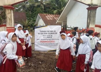 DISEGEL - SDN 1 Gerendong, di Desa Gerendong, Kecamatan Koroncong, Kabupaten Pandeglang, disegel pihak yang mengatasnamakan ahli waris, Senin (19/1/2026). (ISTIMEWA)
