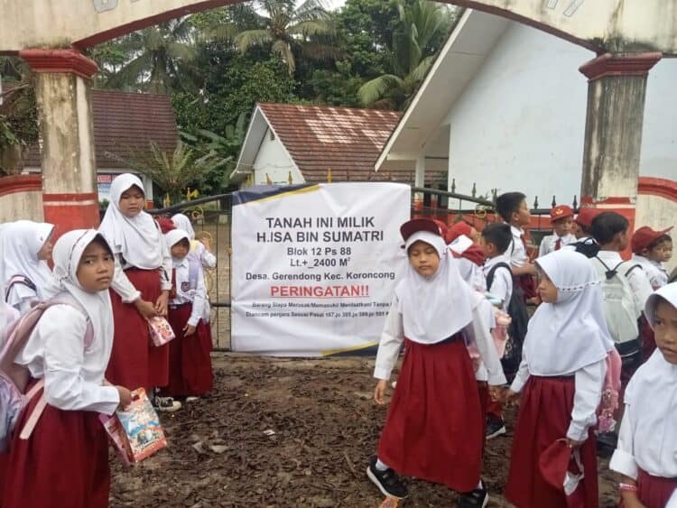 DISEGEL – SDN 1 Gerendong, di Desa Gerendong, Kecamatan Koroncong, Kabupaten Pandeglang, disegel pihak yang mengatasnamakan ahli waris, Senin (19/1/2026). (ISTIMEWA)