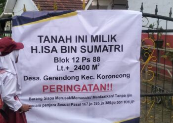 Gerbang SDN 1 Gerendong, Desa Gerendong, Kecamatan Koroncong, Kabupaten Pandeglang, disegel, Senin (19/1/2026). (ISTIMEWA)