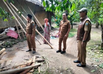 Tim survey DPKPP Kabupaten Pandeglang, tinjau rumah warga Cigeulis, Kabupaten Pandeglang, yang ambruk beberapa hari lalu. (ISTIMEWA)