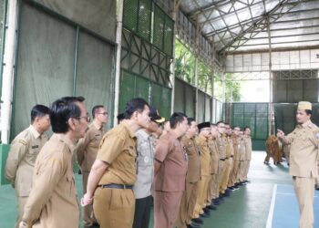 APEL PAGI - Sekda Kabupaten Serang, Zaldi Dhuhana, mengikuti apel pagi yang dirangkaikan dengan Peringatan Hari Desa Nasional Tahun 2026 Tingkat Kabupaten Serang, di Lapangan Tenis Indoor ATN, Senin (19/1/2026). (ISTIMEWA)