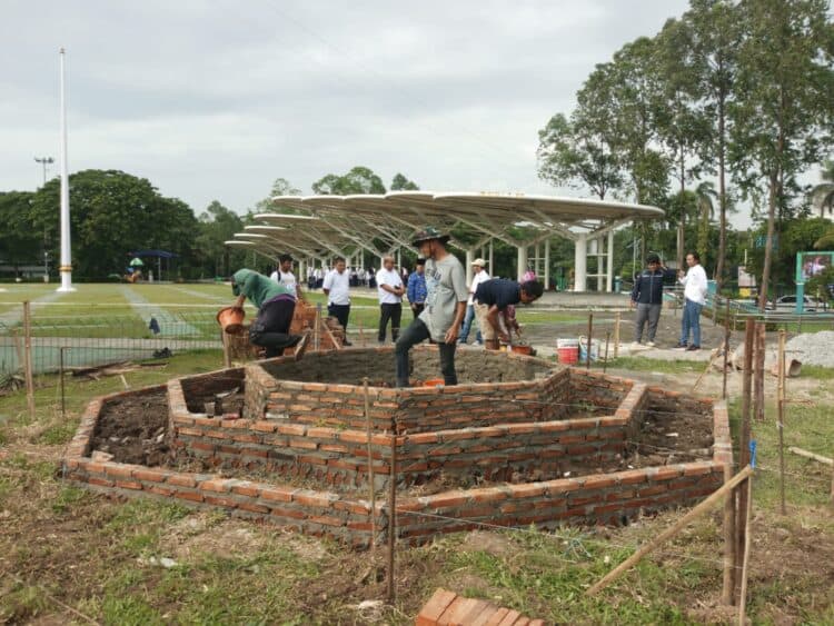 Ketua SMSI Provinsi Banten, Lesman Bangun dan jajaran pengurus, meninjau proses pembangunan Tugu Siber Indonesia, di Kota Cilegon, Senin (19/1/2026). (ISTIMEWA)