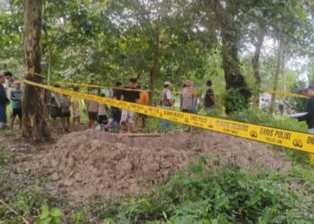 DUGAAN PEMBONGKARAN MAKAM - Warga Kampung Gardu Junti, Desa Junti, Kecamatan Jawilan, Kabupaten Serang, digegerkan adanya satu makam dibongkar orang tidak dikenal di Tempat Pemakaman Umum (TPU) Kampung setempat, Senin (19/1/2026). (ISTIMEWA)