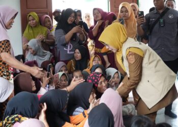 Bupati Pandeglang Raden Dewi Setiani, menyalurkan bantuan kepada masyarakat korban terdampak banjir, pascabanjir di Kecamatan Patia dan Pagelaran, Senin (19/1/2026). (ISTIMEWA)