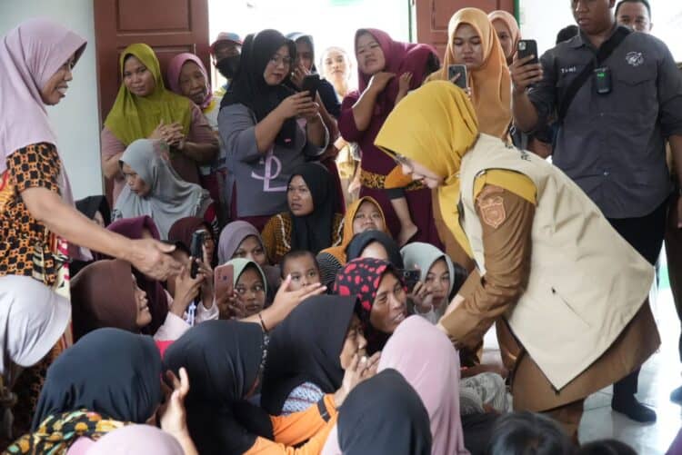 Bupati Pandeglang Raden Dewi Setiani, menyalurkan bantuan kepada masyarakat korban terdampak banjir, pascabanjir di Kecamatan Patia dan Pagelaran, Senin (19/1/2026). (ISTIMEWA)