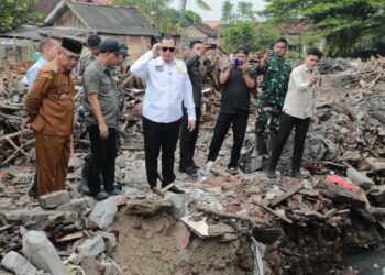 Walikota Serang Budi Rustandi, tinjau lokasi Sungai Cibanten dan Kalimati, Selasa (20/1/2026). (ISTIMEWA)
