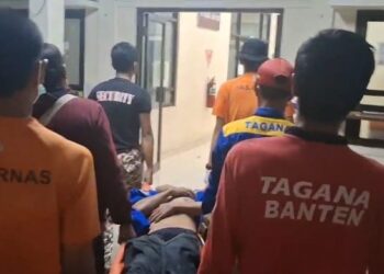 PENYELAMATAN - Badan Search and Rescue (Basarnas) Banten, menyelamatkan seorang warga Kali Tempe, Lingkungan Cigiceh, Kelurahan Gedong Dalem, Kecamatan Jombang, Kota Cilegon bernama Liman Sule (43). Dia diduga nekat menceburkan diri ke Kali Tempe lantaran terlibat persoalan pelik di keluarganya. (ISTIMEWA)