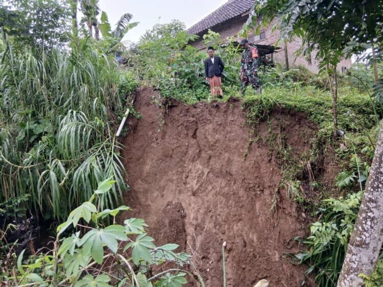 LONGSORAN TANAH TEBING – Akibat intensitas hujan tinggi, sejumlah rumah di Kampung Cinyurup, Kelurahan Juhut, Kecamatan Karangtanjung, Kabupaten Pandeglang, tertimpa longsoran tanah tebing dan mengalami rusak sedang, Rabu (21/1/2026). (ISTIMEWA)