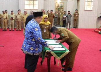 MELANTIK PEGAWAI : Gubernur Banten Andra Soni, melantik pegawai di lingkungan Pemprov Banten, beberapa waktu lalu. Akan tetapi, sampai saat ini Andra belum melantik pejabat untuk mengisi kekosongan tiga JPT Pratama. (ISTIMEWA)