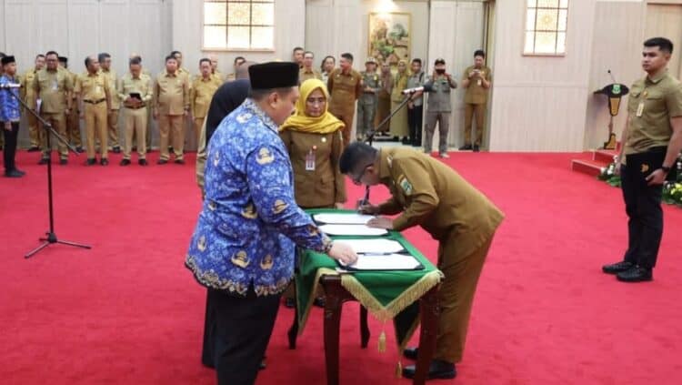 MELANTIK PEGAWAI : Gubernur Banten Andra Soni, melantik pegawai di lingkungan Pemprov Banten, beberapa waktu lalu. Akan tetapi, sampai saat ini Andra belum melantik pejabat untuk mengisi kekosongan tiga JPT Pratama. (ISTIMEWA)