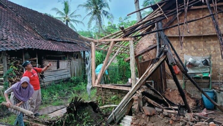 AMBRUK : Gubuk reyot milik Sayuti (73), warga Kampung Bejod, Desa Cikayas, Kecamatan Angsana, Kabupaten Pandeglang, ambruk. (ISTIMEWA)