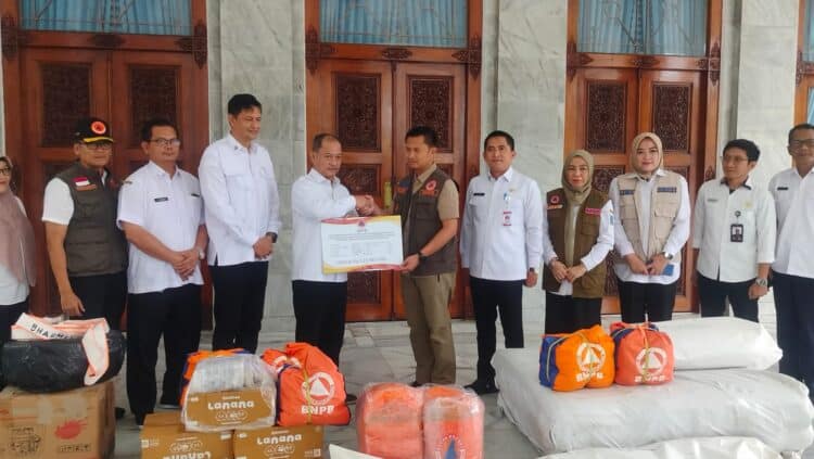 BNPB Serahkan Bantuan terhadap Pemkab Serang, untuk penanganan bencana alam. (SIDIK/SATELITNEWS.COM)