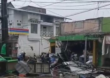Hujan Deras dan Angin Kencang Terjang Solear, Atap Ruko Berhamburan