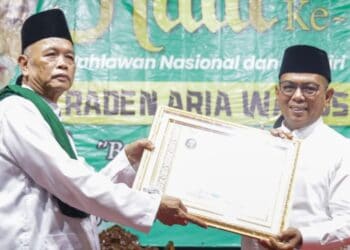MENYERAHKAN PIAGAM : Gubernur Andra Soni menyerahkan piagam penghargaan di acara Haul ke 345 Pahlawan Nasional Raden Aria Wangsakara. (ISTIMEWA)
