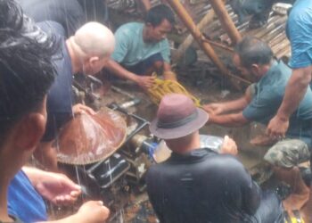 TERPEROSOK KE SUMUR - Madsura warga Kampung Bojong Gadung, Desa ragas Masigit, Kecamatan Carenang, Kabupaten Serang, terperosok ke dalam sumur di dekat rumahnya, Kamis (22/1/2026). Korban tidak dapat diselamatkan, dan dinyatakan meninggal dunia. (ISTIMEWA)