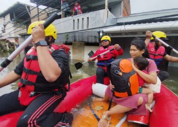 SATGANA PMI Kota Tangerang Lakukan Evakuasi Warga Terdampak Banjir