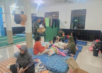 Danramil Pasar Kemis Pimpin Evakuasi Warga Terdampak Banjir di Gelam Jaya