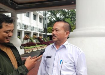 Direktur Perumdam Tirta Madani Kota Serang, M. Arif Setiawan, sedang di wawancara wartawan, beberapa waktu lalu. (ISTIMEWA)