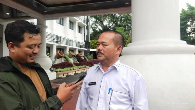 Direktur Perumdam Tirta Madani Kota Serang, M. Arif Setiawan, sedang di wawancara wartawan, beberapa waktu lalu. (ISTIMEWA)