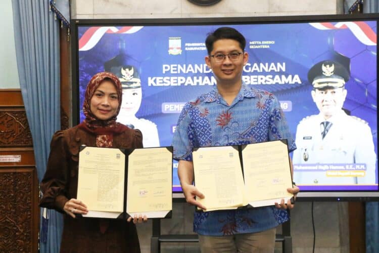 KERJASAMA - Bupati Serang Ratu Rachmatuzakiyah dan PT. Metta Energi Sejahtera (MES), sepakat melakukan Percepatan Pengadaan Penyediaan Energi Listrik melalui Pembangkit Listrik Tenaga Surya (PLTS) Mandiri di Desa Wargasara Pulo Tunda, Kecamatan Tirtayasa. (ISTIMEWA)