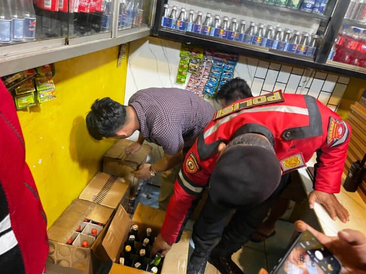 OPERASI PEKAT - Personel gabungan Polres Serang mengamankan ratusan botol minuman keras berbagai merek serta dua diriken berisi tuak dalam Operasi Penyakit Masyarakat (Pekat) Maung 2026 dengan sasaran utama peredaran minuman keras, Sabtu malam hingga Minggu (25/1/2026) dini hari. (ISTIMEWA)