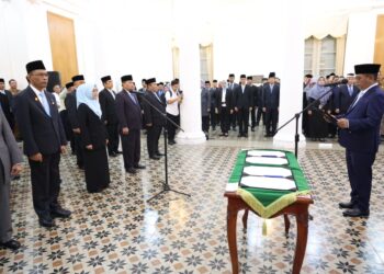 MELANTIK JPT PRATAMA : Gubernur Banten Andra Soni melantik puluhan JPT Pratama beberapa waktu lalu. Ditahun ini, akan ada dia jabatan kepala dinas kosong. Pengamat meminta agar penempatan pejabat dilakukan secara profesional. (ISTIMEWA)