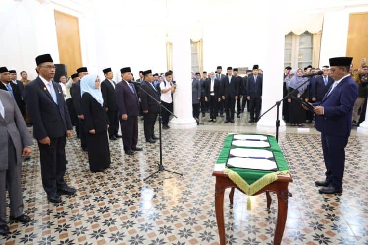 MELANTIK JPT PRATAMA : Gubernur Banten Andra Soni melantik puluhan JPT Pratama beberapa waktu lalu. Ditahun ini, akan ada dia jabatan kepala dinas kosong. Pengamat meminta agar penempatan pejabat dilakukan secara profesional. (ISTIMEWA)
