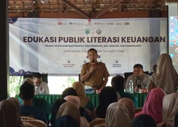 PEMBEKALAN LITERASI KEUANGAN - Ratusan warga Desa Bandung, Kecamatan Banjar, Kabupaten Pandeglang, diberi pembekalan literasi keuangan, Senin (26/1/2026). (ISTIMEWA)