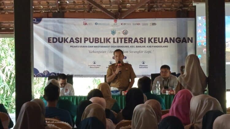 PEMBEKALAN LITERASI KEUANGAN – Ratusan warga Desa Bandung, Kecamatan Banjar, Kabupaten Pandeglang, diberi pembekalan literasi keuangan, Senin (26/1/2026). (ISTIMEWA)