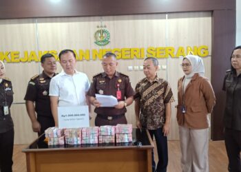 BAYAR DENDA - Kejari Serang, menerima pembayaran denda dari PT Growth Nusantara Industry (GNI) senilai Rp 1 Miliar, Senin (26/1/2026). (ISTIMEWA)