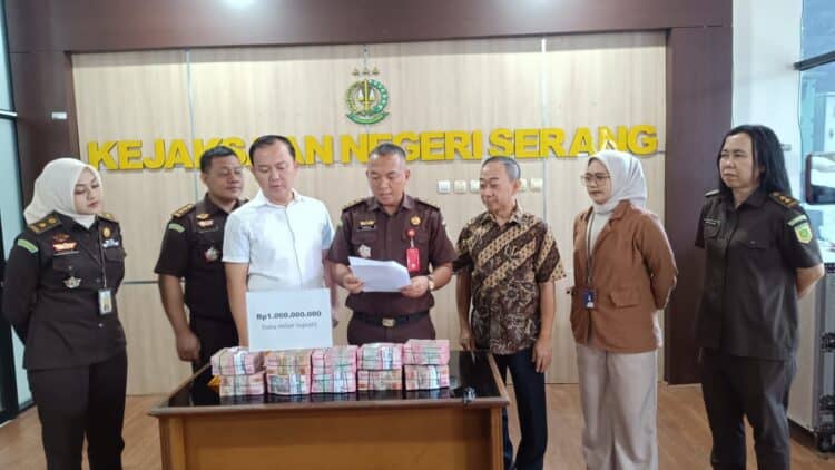 BAYAR DENDA - Kejari Serang, menerima pembayaran denda dari PT Growth Nusantara Industry (GNI) senilai Rp 1 Miliar, Senin (26/1/2026). (ISTIMEWA)
