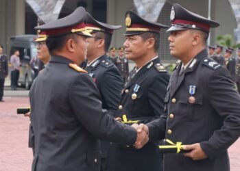 MENYALAMI PERSONEL : Wakapolda Banten Brigjenpol Hendra Wirawan menyalami personel Polda Banten yang mendapatkan Satyalencana. (ISTIMEWA)
