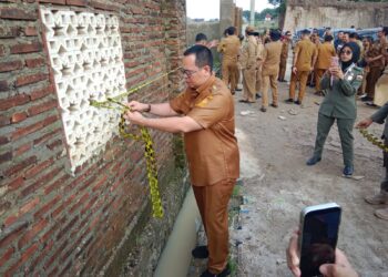 TUTUP PERMANEN - Walikota Serang Budi Rustandi, menutup permanen aktivitas pertambangan pasir dan batu (Galian C) ilegal di kawasan Umbul Tengah, Kecamatan Taktakan. (ISTIMEWA)