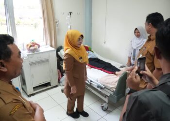 Bupati Pandeglang Raden Dewi Setiani, menjenguk pasien di RSUD Berkah, Senin (26/1/2026). (ISTIMEWA)