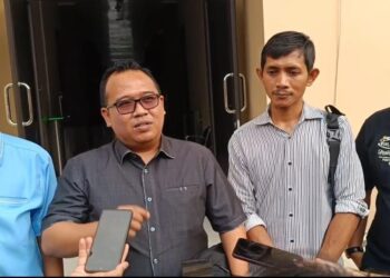 Kuasa hukum Direktur Media Online, beri keterangan pers, usai mendampingi kliennya di Mapolda Banten, Selasa (27/1/2026). (ISTIMEWA)