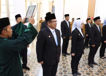 SUMPAH JABATAN : Sepuluh pejabat eselon II diambil sumpah jabatan karena terkena promosi dan rotasi beberapa waktu lalu. Pemprov Banten sampai saat ini belum melakukan pengisian kekosongan puluhan jabatan eselon III dan IV. (ISTIMEWA)