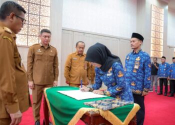 MELANTIK PEGAWAI STRUKTURAL : Gubernur Banten melantik pegawai struktural beberapa waktu. Sampai saat ini, masih ada puluhan jabatan struktural dibiarkan kosong. Pengamat menilai kondisi itu bisa mempengaruhi mekanisme pemerintahan. (ISTIMEWA)