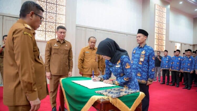 MELANTIK PEGAWAI STRUKTURAL : Gubernur Banten melantik pegawai struktural beberapa waktu. Sampai saat ini, masih ada puluhan jabatan struktural dibiarkan kosong. Pengamat menilai kondisi itu bisa mempengaruhi mekanisme pemerintahan. (ISTIMEWA)