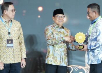 MENERIMA PENGHARGAAN : Gubernur Andra Soni (kanan) menerima penghargaan Universal Health Coverage (UHC) Award 2026 kategori Pratama. (ISTIMEWA)